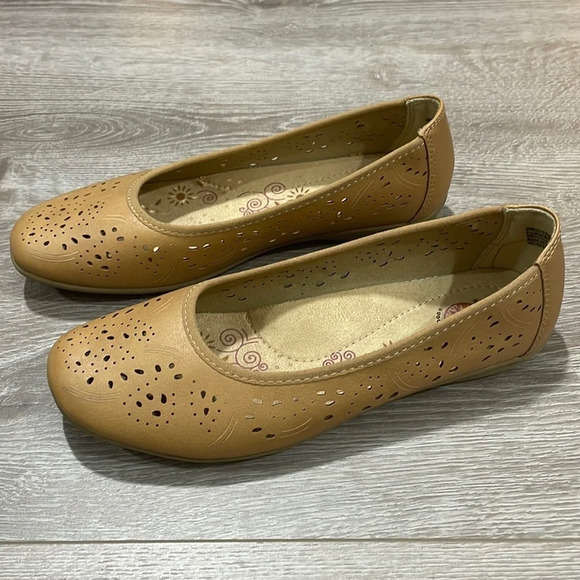 Earth Spirit Gelron 2000 Perforated Ballet Flats Tan 8 - Picture 1 of 14